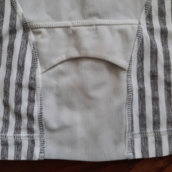 RARE Lululemon tank, Size 6, grey and white stripes - Picture 4 of 10